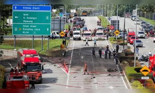 Avião cai em rodovia, bate em veículos e deixa pelo menos dez mortos