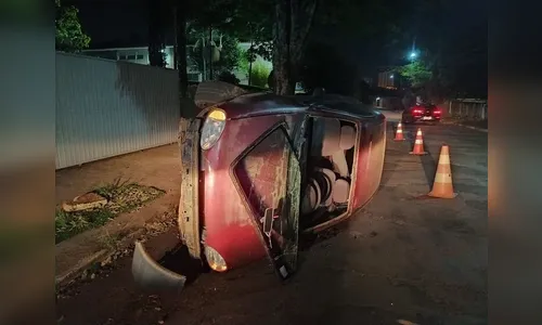Mulher fica ferida após carro bater e tombar em Apucarana