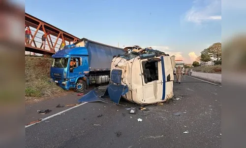 Caminhoneiro se salva após carreta ficar destruída em acidente no PR