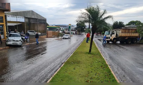Caminhão sem motorista 'desce' a rua e assusta moradores; veja vídeo