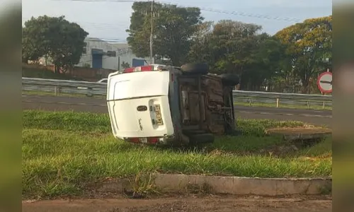 Motorista fica ferido em capotamento na Av. Zilda Seixas do Amaral
