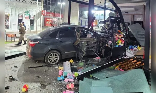Carro invade praça, atinge máquina de pelúcia e destrói cafeteria