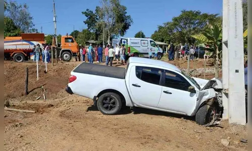 Caminhonete sai da pista e colide com poste na PR-487
