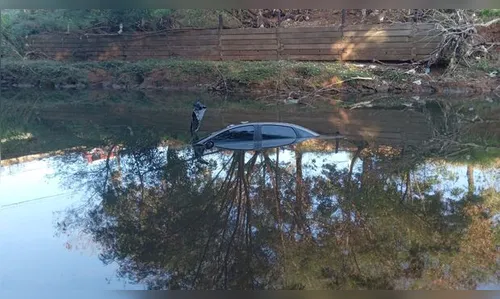Motorista perde controle de carro e cai com veículo em rio