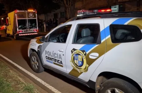 O atentado a tiros ocorreu em frente a um bar