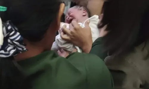 VÍDEO: grávida dá à luz após avião decolar com ajuda de passageiros