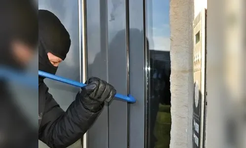 Criminosos arrombam casa e furtam carro e cofre em Ivaiporã