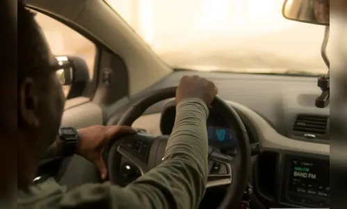Motoristas de app se unem e encontram carro de colega roubado no PR