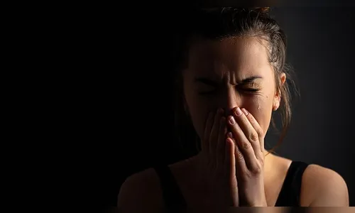 Mulher é encontrada aos prantos pela PM após apanhar do marido