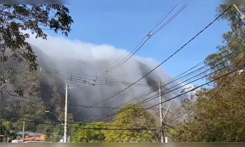 'Cachoeira de nuvens' cobre serra de MG e impressiona moradores; vídeo