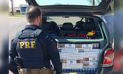 PRF flagra criança em carro 'recheado' de cigarros no PR; veja o vídeo