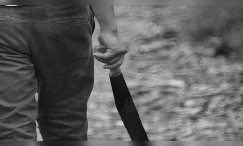 Mulher se defende de agressão e toma facão das mãos do marido