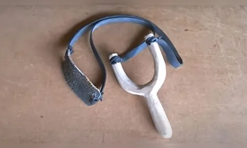 Idoso atormenta vizinhos apedrejando casas com estilingue