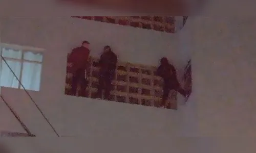 Trio escala prédio para pichá-lo, fica preso no 4º andar e pede ajuda