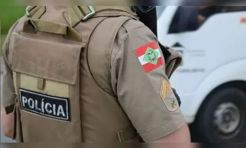 PMs são presos por trancar morador em banheiro e roubar televisão