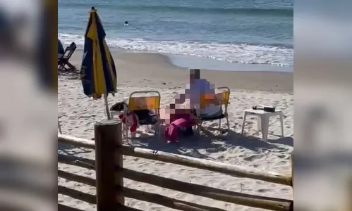 Casal gera revolta ao ser flagrado em momento íntimo em praia