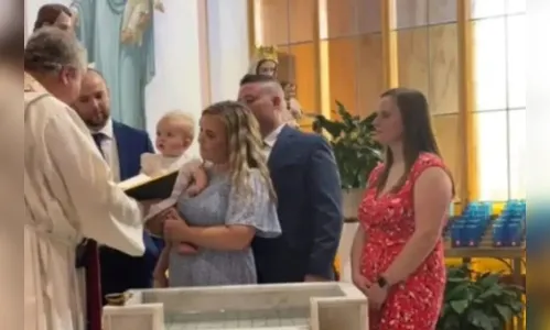 Vídeo de bebê derrubando bíblia de padre durante batizado viraliza