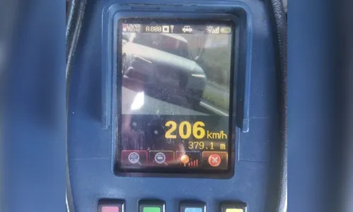 PRF flagra carro de luxo a mais de 200 km/h em trecho da BR-376