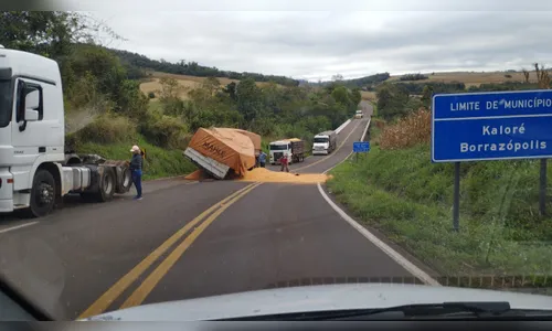 PR-466 fica interditada após carga de milho se espalhar pela pista