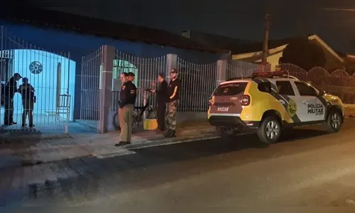 Filho mata pai com facada no pescoço após discussão durante jantar