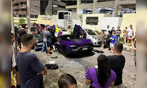 McLaren de R$ 2 mi fica destruída ao colidir em carro de aplicativo
