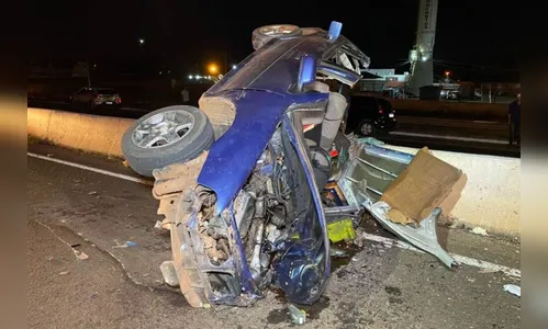 Motorista trafega na contramão e bate de frente com carro de família