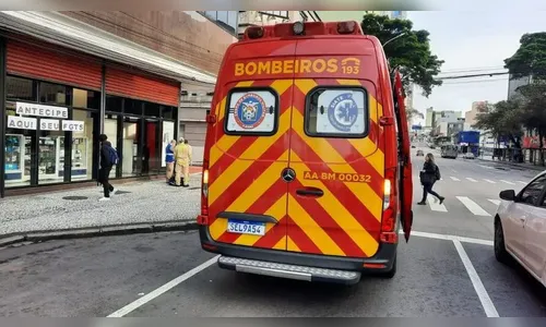 Mulher esfaqueada foge após tentar beijar socorrista do Siate