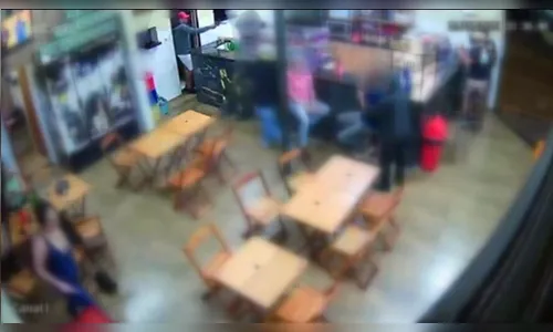 Criminosos armados tentam assaltar bar, PM reage e mata um deles; veja