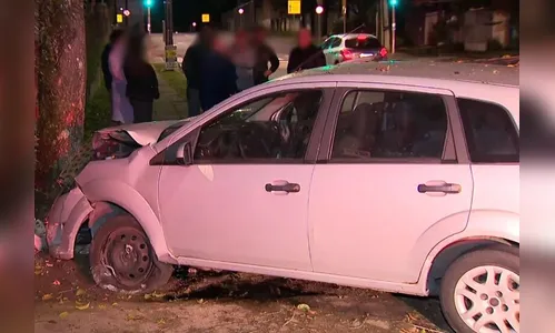 Motorista bate carro e tira 'cochilo' enquanto espera o socorro no PR