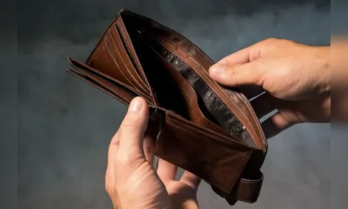 Carteira é furtada de dentro de veículo em quintal de casa; entenda