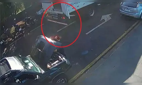 Homem é atingido por porta de caminhão em movimento no PR; vídeo