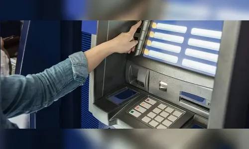 Dupla é presa por roubar envelopes com dinheiro de caixas eletrônicos