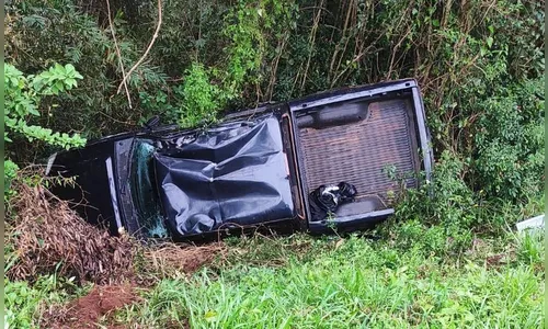 Caminhonete capota na PR-466 e motorista fica ferido neste sábado (26)