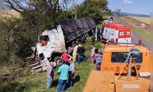 Motorista fica ferido ao bater caminhão em árvore em Manoel Ribas