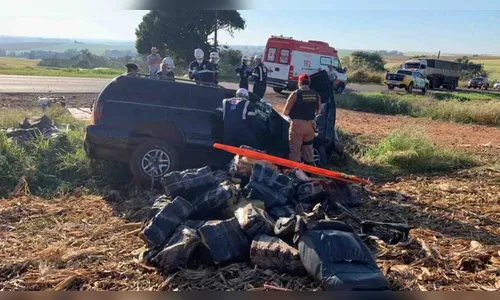 Motorista fica ferido após capotar carro carregado com maconha