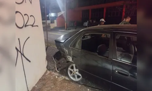 Criança é lançada para fora após carro bater contra igreja em Londrina