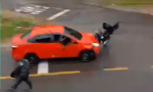 Motorista que passou por cima de moto após discussão se apresenta