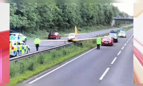Avião faz pouso forçado em rodovia após pane no motor