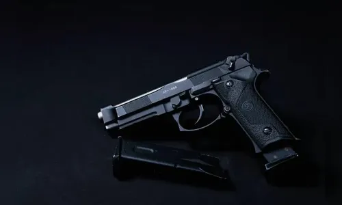 Jovem é ameaçada com aparelho de choque e arma de airsoft por namorado