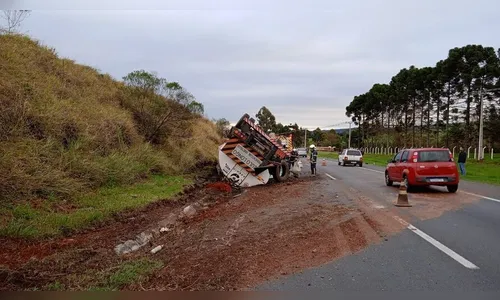 Caminhão carregado de diesel tomba e interdita BR-376 no PR