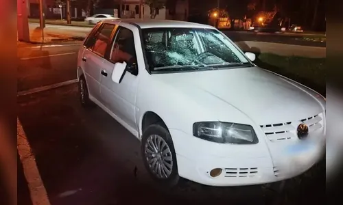 Mulher com ciúmes de ex-companheiro destrói para-brisa de carro