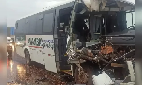 Micro-ônibus com 14 pacientes com câncer bate contra carreta na BR-467