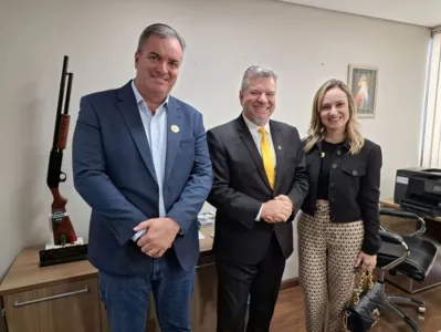 Prefeito Toledo e a primeira dama Vanessa Marques estiveram no gabinete do deputado Jacovós