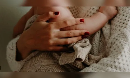 Com filho recém-nascido no colo, mulher é agredida pelo ex-companheiro