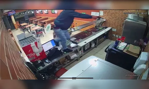 Vídeo mostra momento em que estabelecimento é roubado em Arapongas