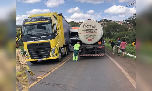 Motorista fica preso após acidente envolvendo carretas na BR-376; veja