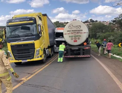 Três carretas se envolveram no acidente