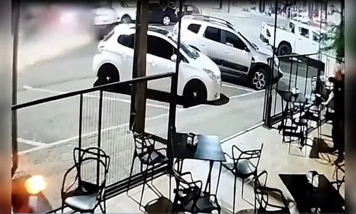 Caminhão desgovernado atinge 20 veículos em cidade do PR; veja