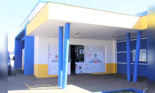 Mãe é presa por agredir filho de 8 anos com cabo de vassoura