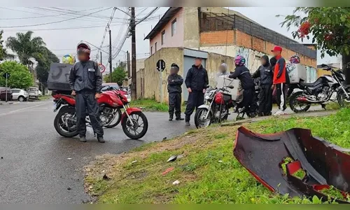 Homem destrói moto de entregador após briga de trânsito no PR; vídeo